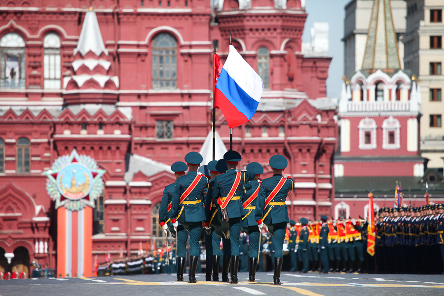 Парад знамен. Знамя Победы и флаг России на красной площади. Парад на красной площади победа знамена. Знамя Победы на параде. Знамя Победы на красной площади в день Победы.