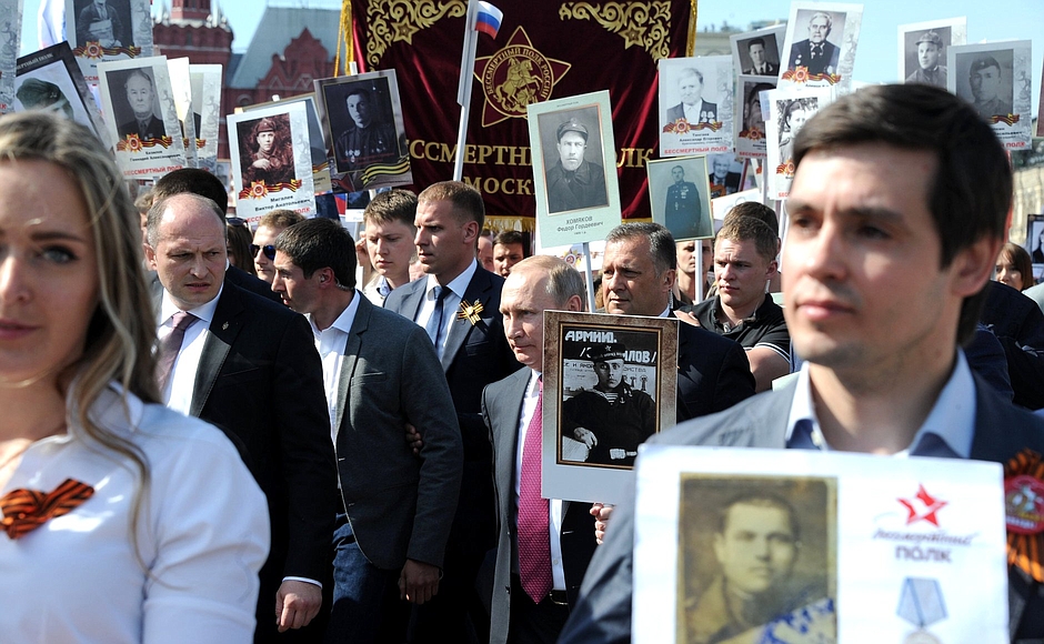 Фото путина в бессмертном полку