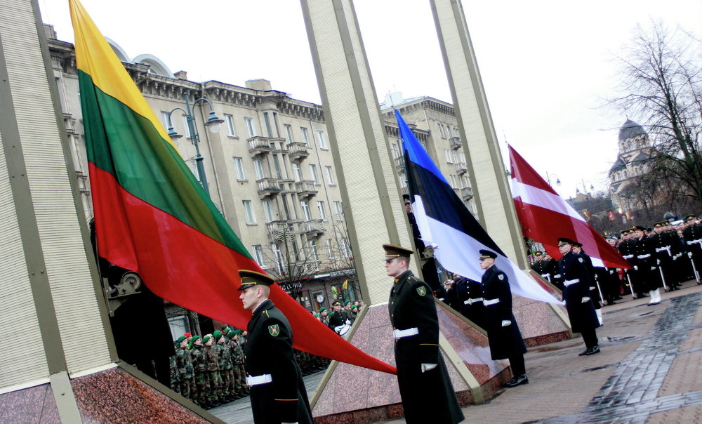 Три знамени. Флаги Латвии Литвы и Эстонии и РФ. Россия Литва Латвия Эстония. Независимость Прибалтики. Оккупация Прибалтики.